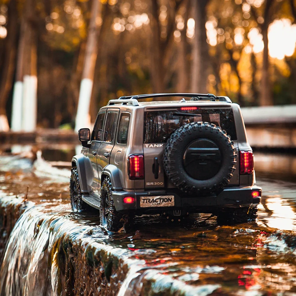 TRACTION HOBBY KM 1:8 TANK300 Symulacja twardej skorupy Wersja 2,4 GHz RTR 1/8 RC Elektryczny zdalnie sterowany model samochodu Gąsienica terenowa