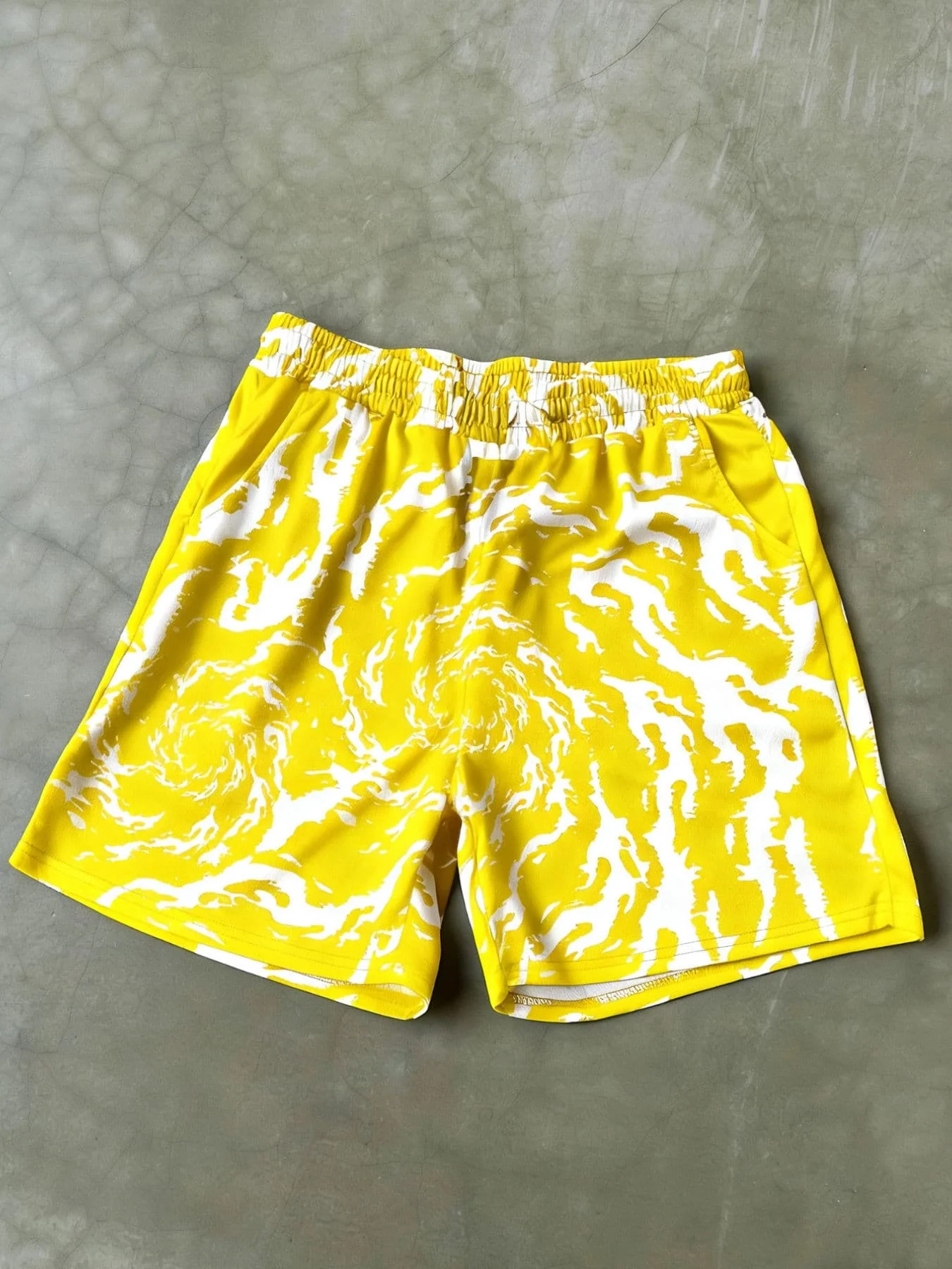 2026 New Yellow and White Flame Pattern Printed Hip Hop Lips Elastic Waist Drawstring Loose Street Style Autumn Pocket Shorts