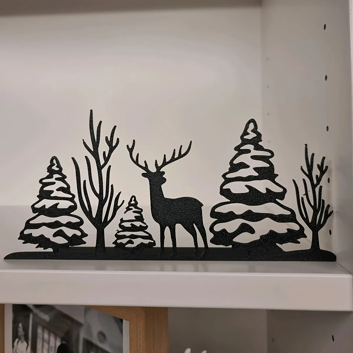 قطعة واحدة من ديكور الطاولة على شكل غابة الرنة لعيد الميلاد - قطعة حديد متينة مع أشجار الصنوبر الثلجية وتصميم الغزلان