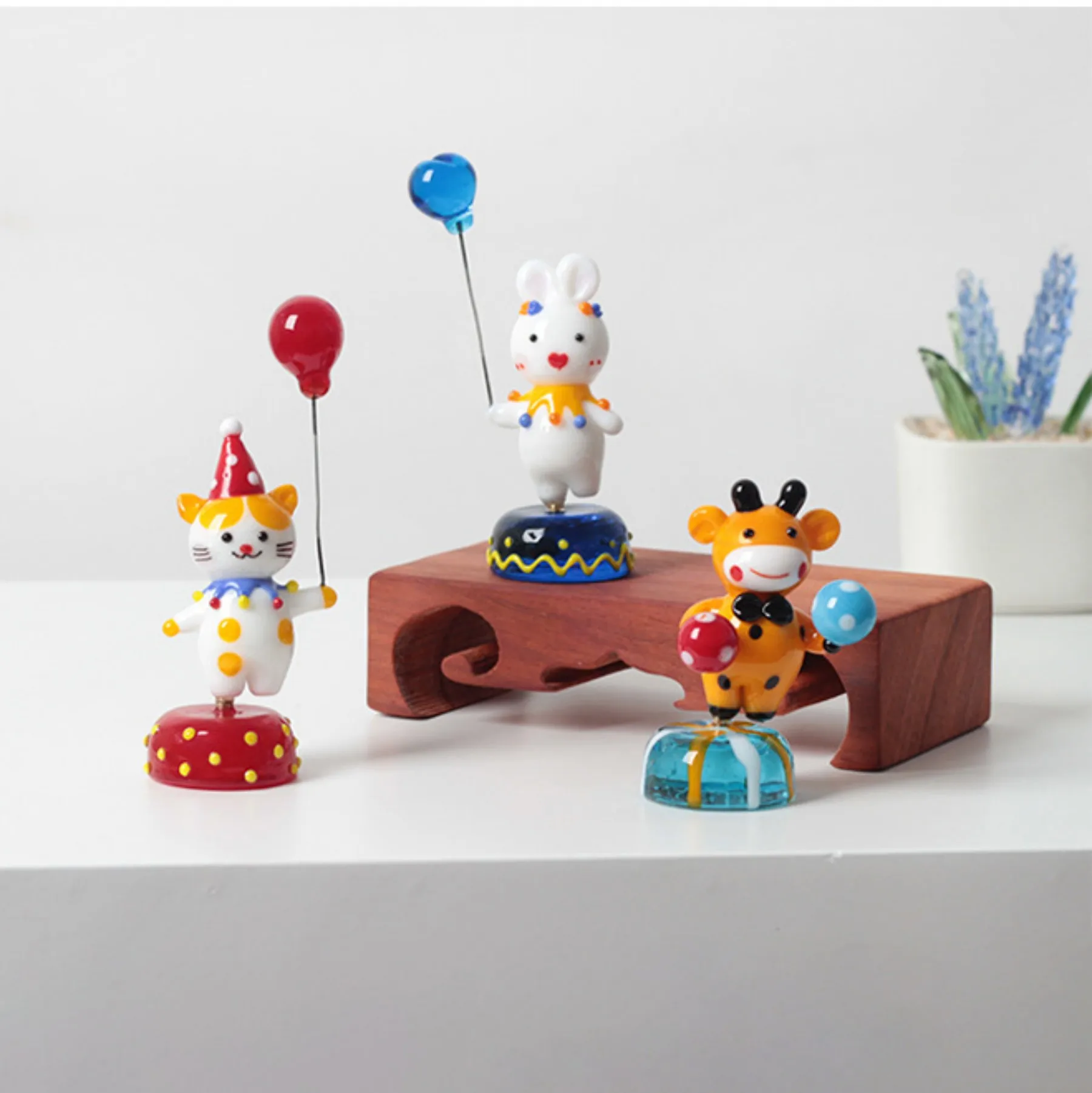 1PC Glass Giraffe Figurine- Circus Clown Style Juggling, Rotating Metal Base, Handmade Desk Decor, Unique Gift for Animal Lovers
