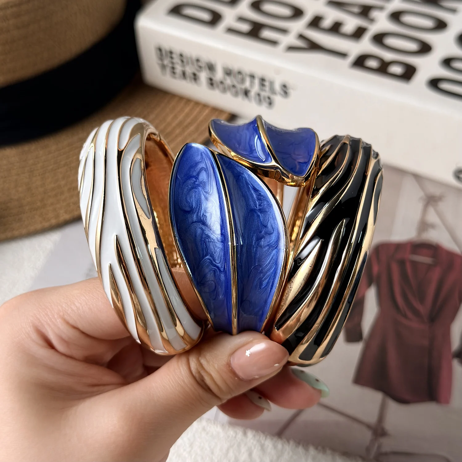 Klassisches Schwarz-Weißes Unregelmäßig Gestreiftes Breites Manschettenarmband für Damen und Herren, Vintage Emaille-Armband mit Unregelmäßiger Blätter-Textur – Detail 3