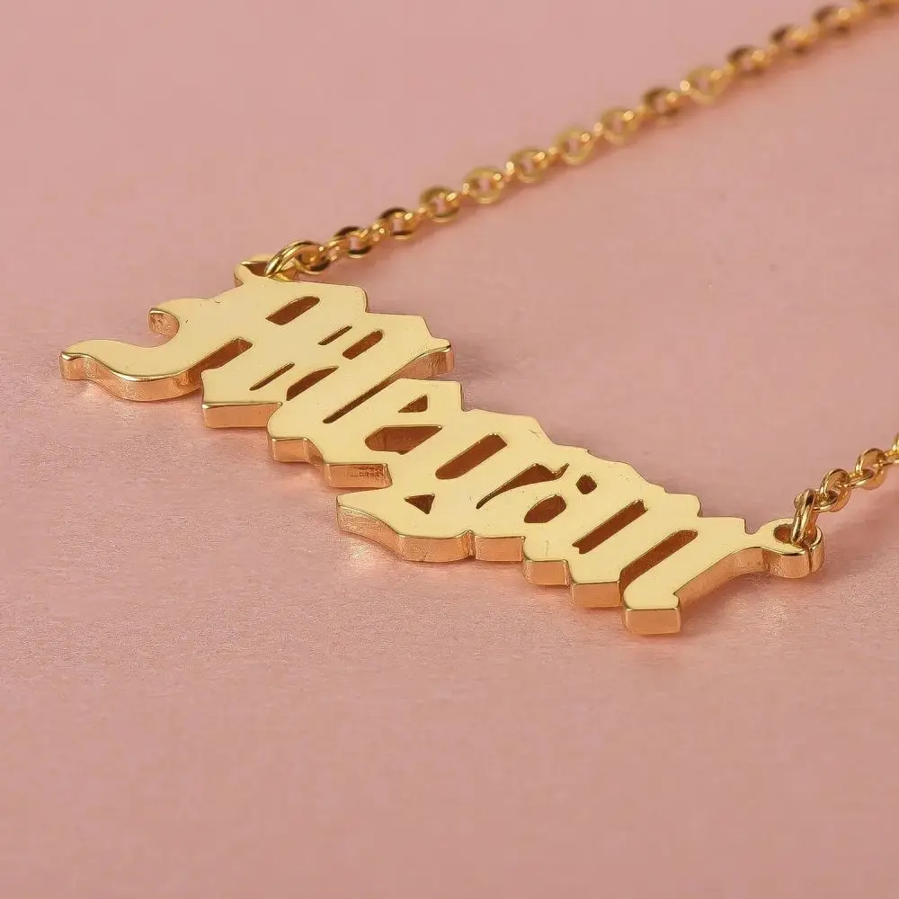 Personalisierte Halskette mit altem englischen Schriftzug, graviertem Namensschild-Anhänger, personalisierbar, mit 14 Karat vergoldetem Edelstahl, Namenskette im Goth-Stil für Frauen, Geschenkschmuck – Detail 4
