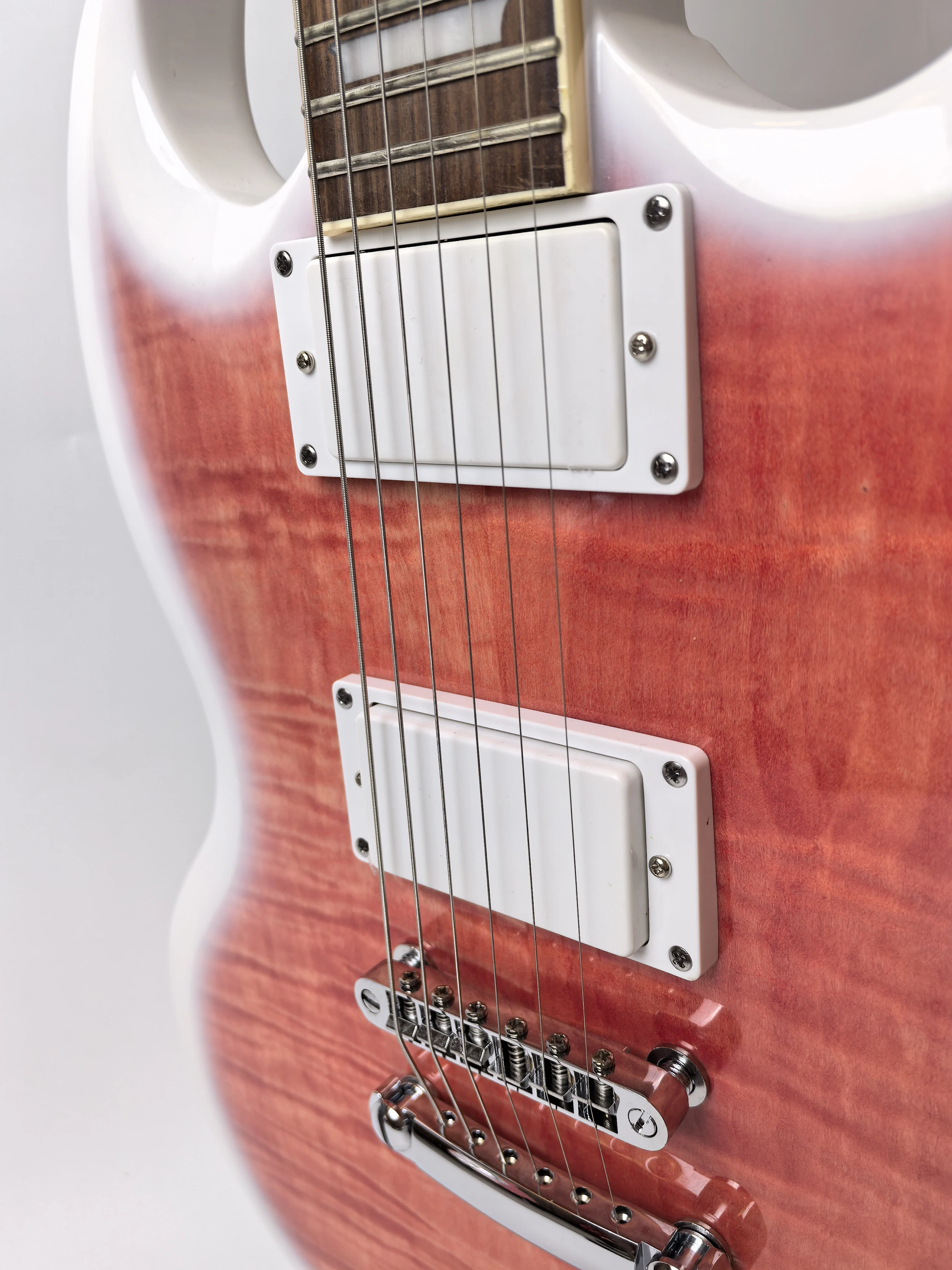 

In stock, white ringed red 6 string electric guitar, tiger-patterned pressed round head tassels, Mahogany.