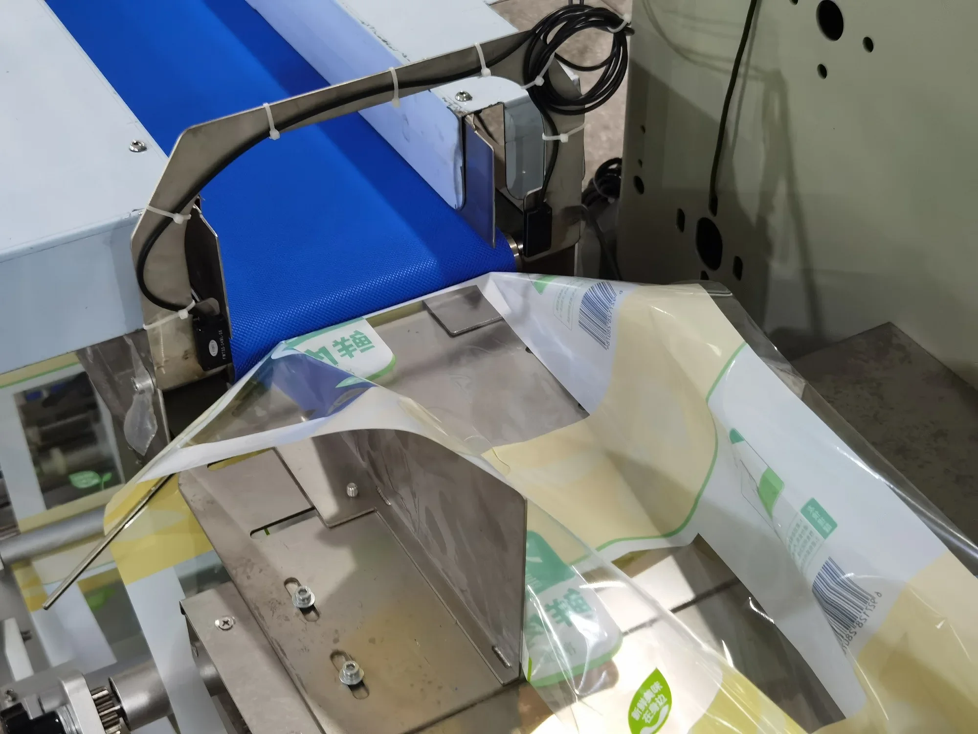 自動フローパック包装機 フェイシャルティッシュ プラスチック包装機 ナプキンペーパーティッシュ ソフトパックシーリングマシン