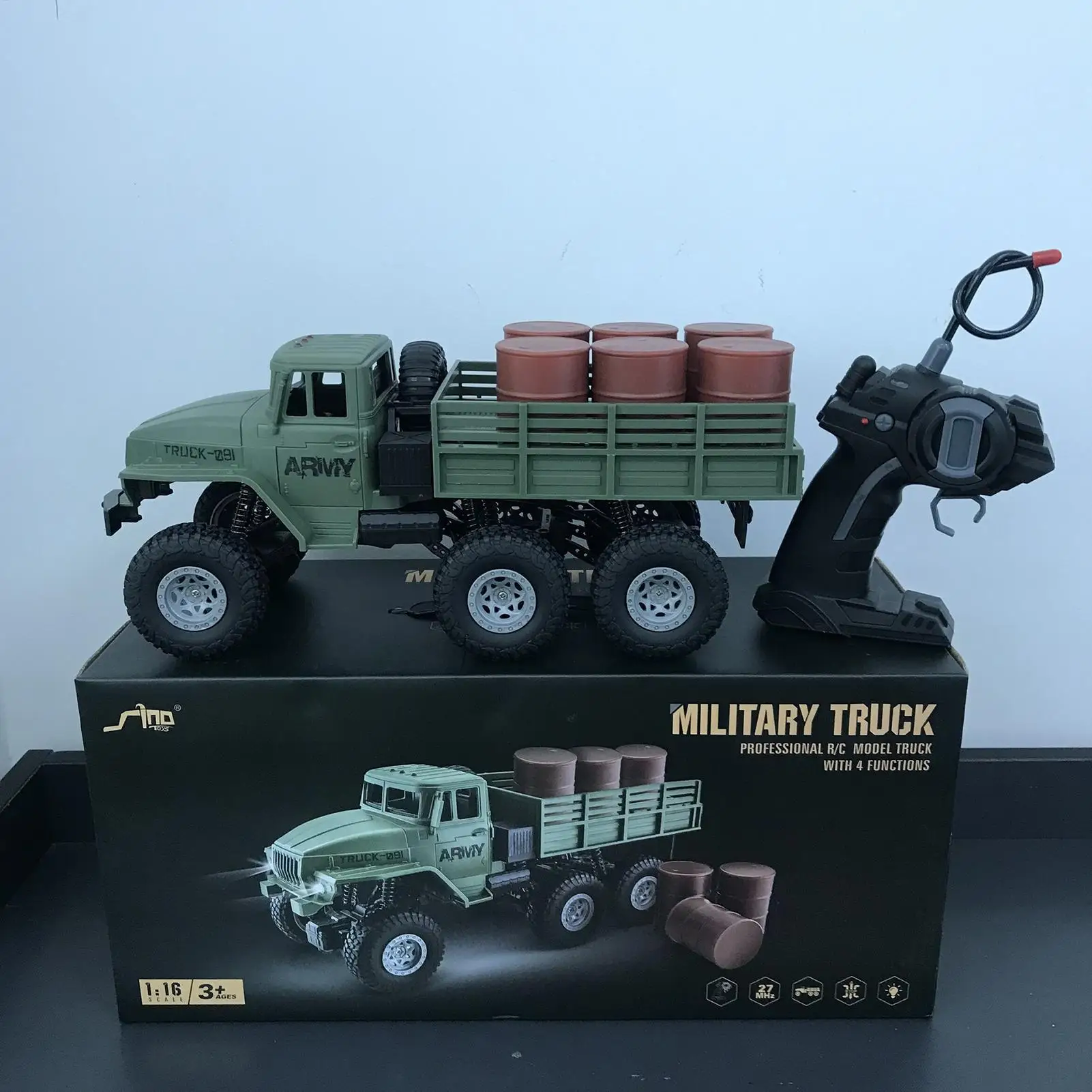 リモコンカー リモコンおもちゃの車 トラック ライト付き車両 音楽付き 男の子 幼児 大人 誕生日 クリスマス 屋外用