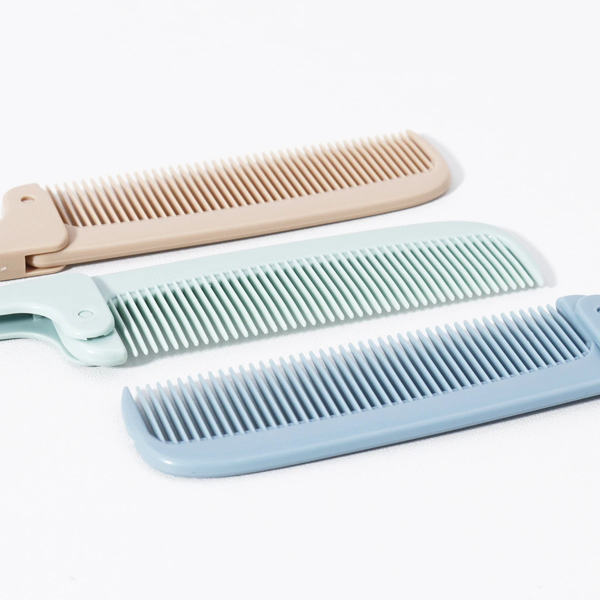 1 Stück tragbarer, minimalistischer, zusammenklappbarer Haarkamm, klein und kompakt, ideal als praktisches Haarstyling-Werkzeug für zu Hause, speziell für Echthaarperücken. – Detail 3