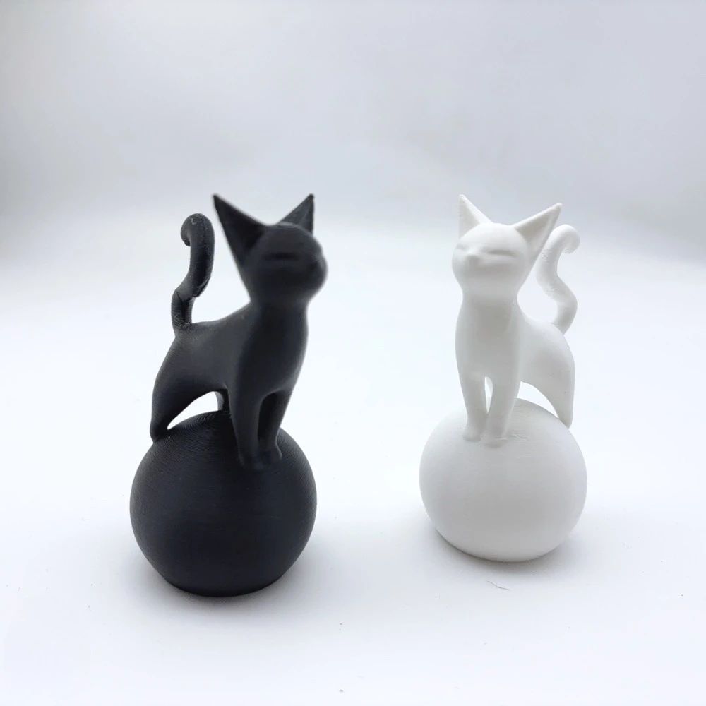 Cat Sculpture on a Ball – Minimalist 3D Art, Simple Black Decoration, Sturdy Spherical Base, Lightweight and Easy-To-Clean Plastic Ornament, Suitable for Home, Office, Bookshelf or Desktop - Perfect Gift for Cat Lovers and Modern Decorators, Fun Design
