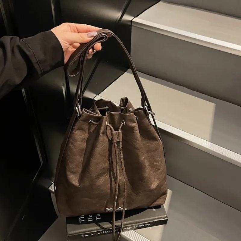 

Элегантная дизайнерская сумка для подгузников из кожи для женщин, вместительная стильная сумка-тоут, модная сумка через плечо, современная сумка-мессенджер.