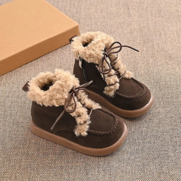 الشتاء الاطفال أفخم الأحذية القصيرة الدافئة 2025 جديد لطيف موضة الفتيات عدم الانزلاق القطن الأحذية الفاخرة الجلد المدبوغ الأطفال الفتيان حذاء كاجوال