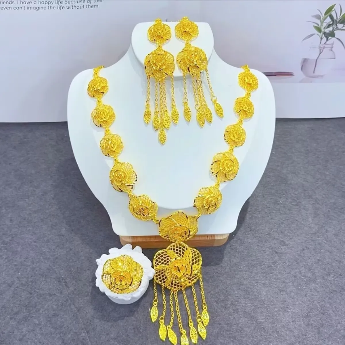 

Новые 24-каратные позолоченные ожерелья, серьги и кольца для парного комплекта ювелирных изделий для свадебной вечеринки в США YY10870