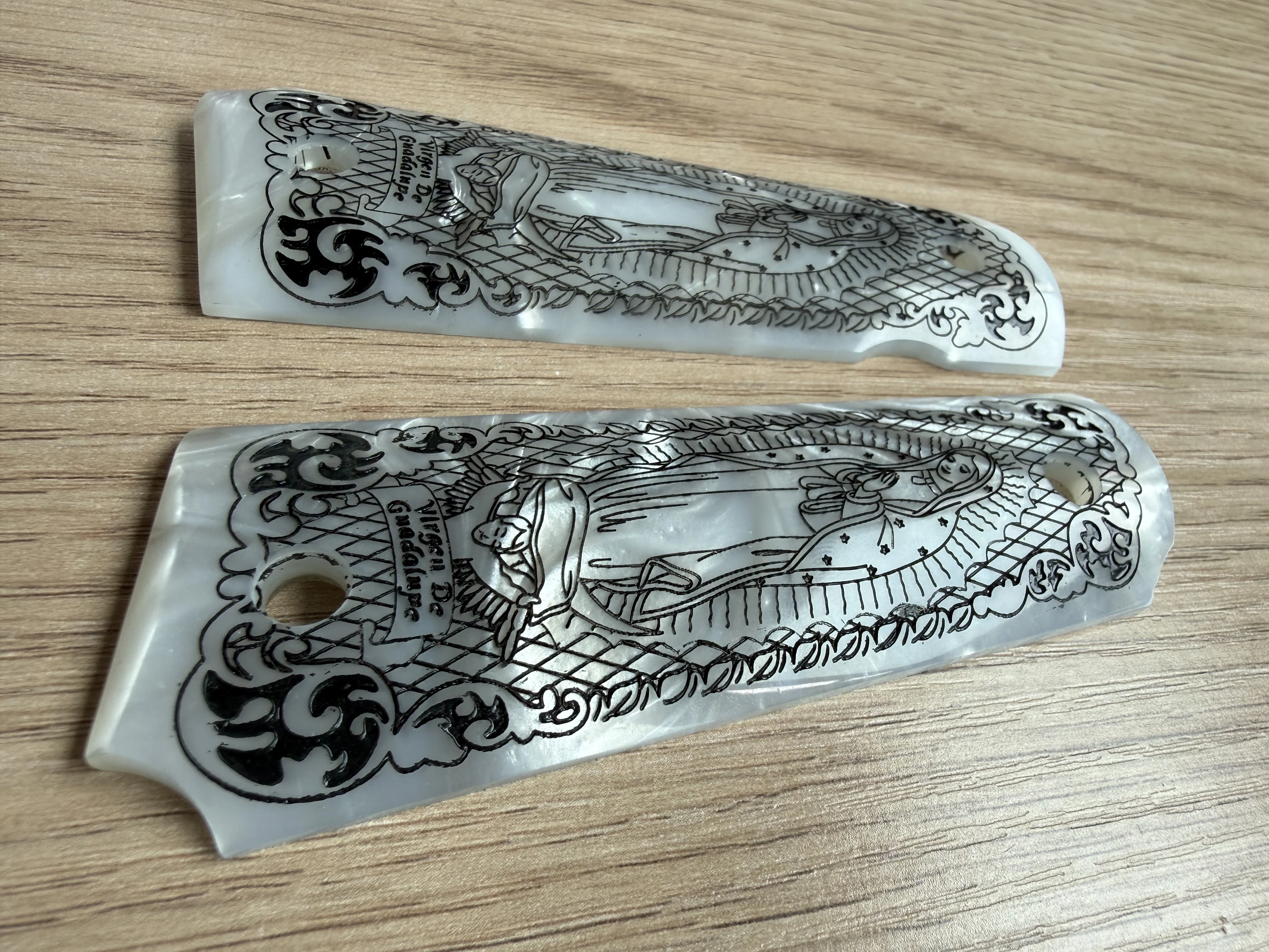 1911 Grips Full Size, witte parel met de Maagd Maria, past op Colt, Kimber, Springfield, Remington, Rock Island, Government Commander