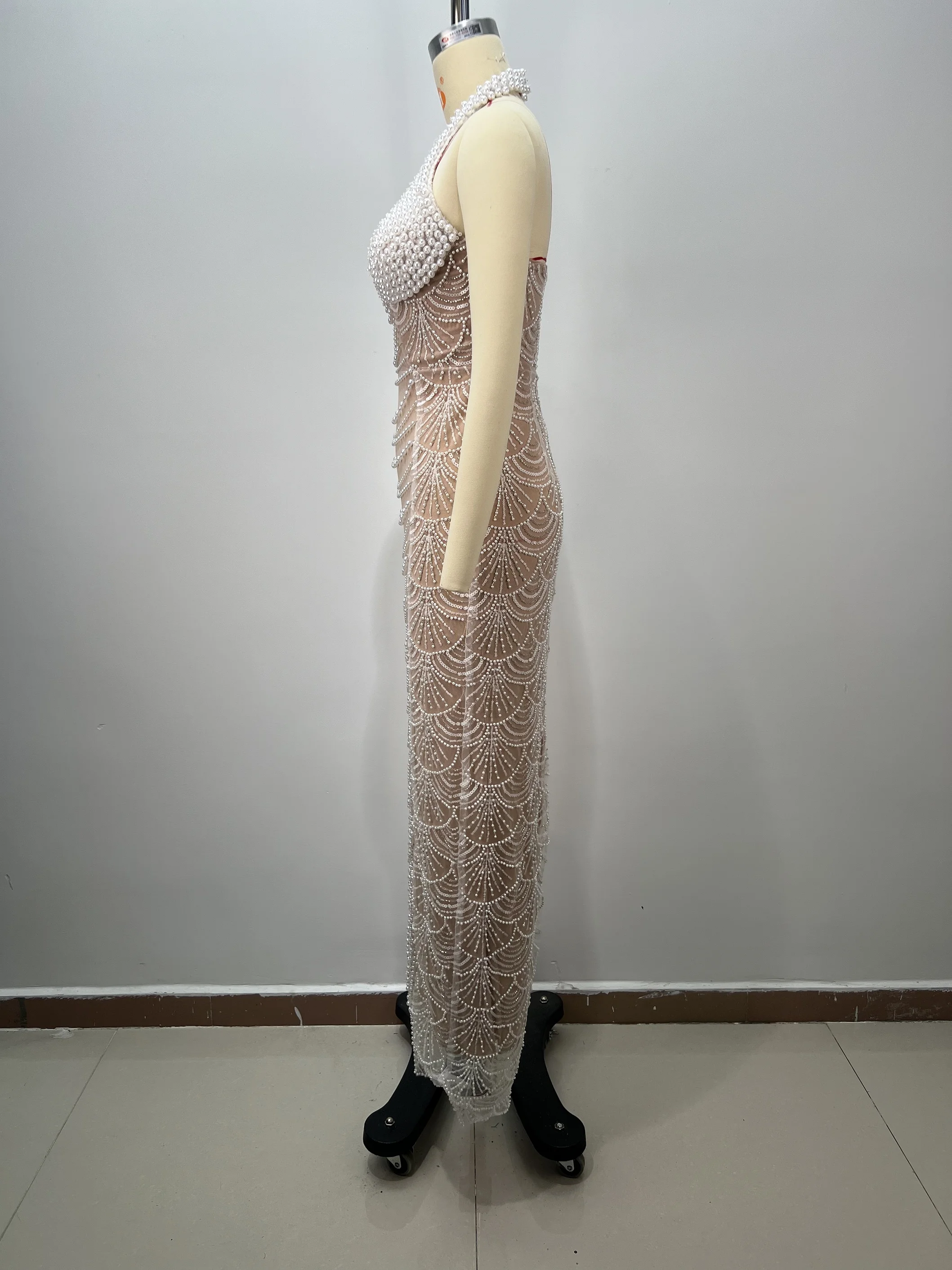 Dames beige mouwloze halterjurk met kralen, halterhalslijn met parelschaal en doorschijnende zeemeerminsleep, luxe avondgalajurk ​