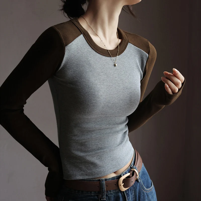 Damska koszulka bazowa z kontrastowym dekoltem O-neck, modny design, obcisła bluzka w stylu koreańskim streetwear z odkrytym ramieniem, nowość na jesień 2025.