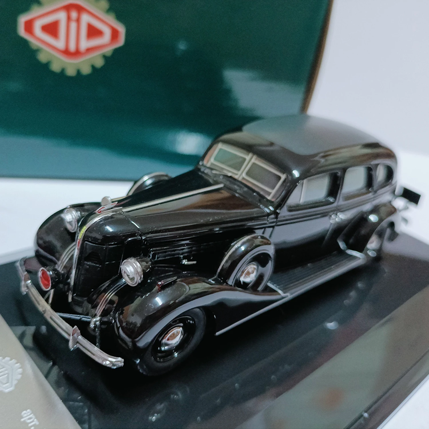 Dip 1:43 Scale Resin Zis 101A 1940 Russian Luxury Sedan Toys Cars Model Classic Adult Gifts Collection Souvenir Static Display