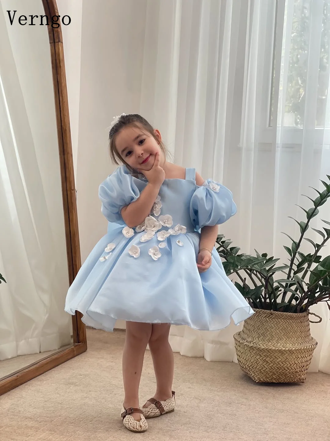 Verngo ブルーオーガンザアップリケガールフラワードレススクエアカラー半袖 A ライン誕生日パーティードレスカスタマイズ