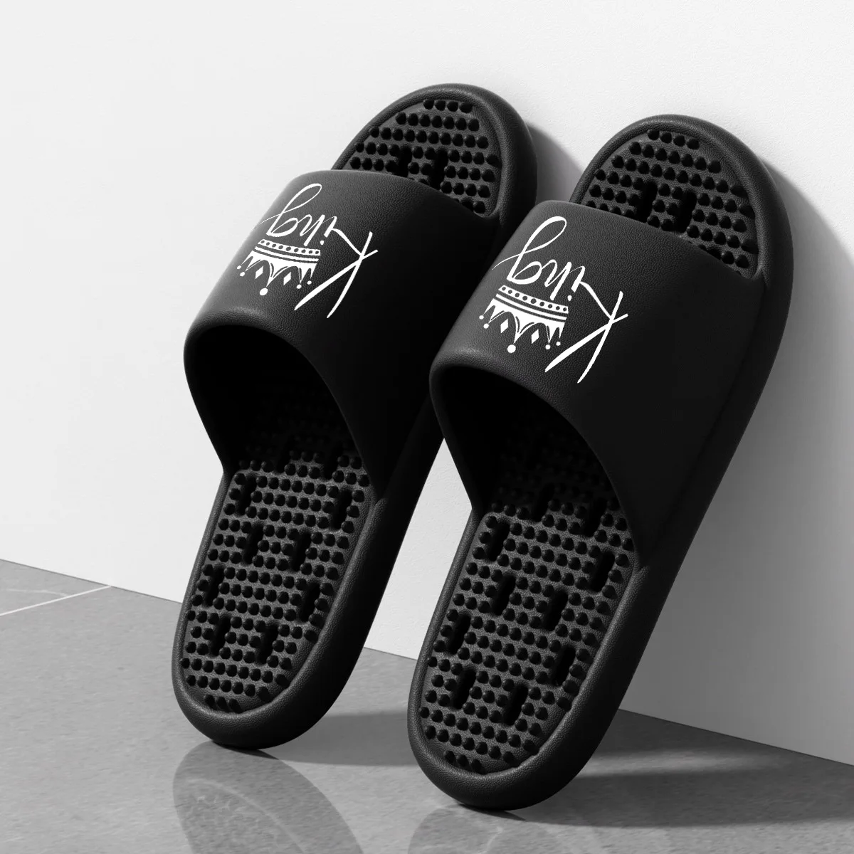 Couple Style Spring and Summer Crown King Print Hollow-Out Quick-Dry Eva Soft Thick-Soled Foot Massage Indoor Bathroom Outdoor Slide Slippers for Men and Women