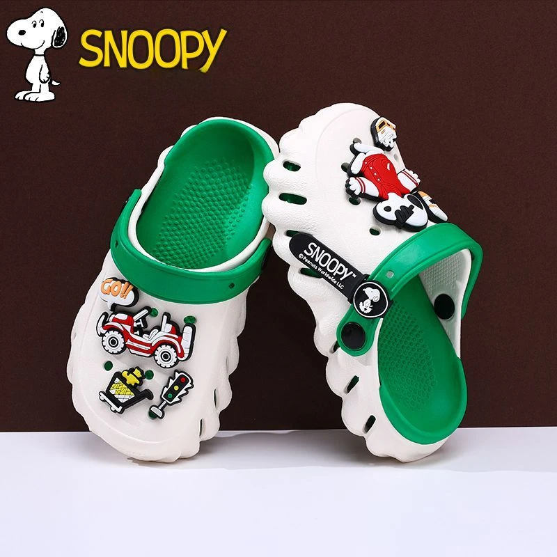 อุปกรณ์ต่อพ่วงอนิเมะ Snoopy Peanuts บุคลิกภาพความคิดสร้างสรรค์การ์ตูนเด็กชายและเด็กหญิงดูดีและสามารถสวมรองเท้าแตะข้างนอกได้