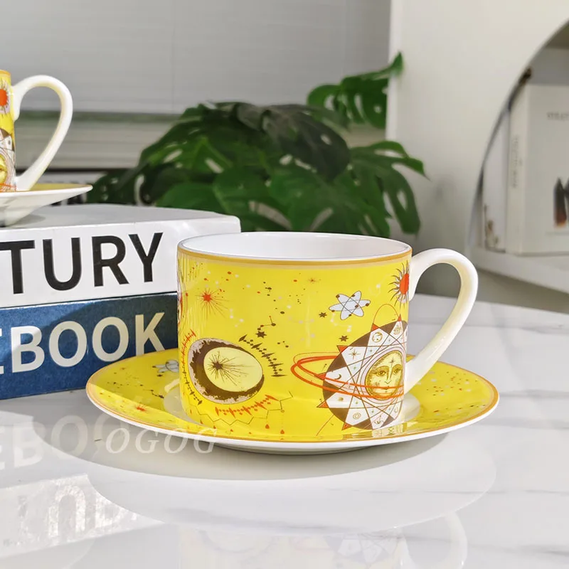 Ceramiczne filiżanki, spodki, miseczki, łyżki, talerze, czajniki, zastawa stołowa z porcelany kostnej, idealne do domowego obiadu, popołudniowej herbaty, przekąsek dla gości i do biura.