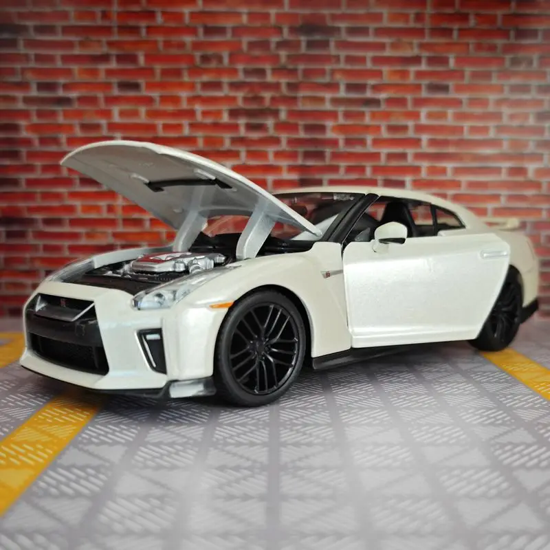

Bburago 1:24 simulated Nissan GTR 2017 alloy supercar model with doors and hood that can be opened can be given as a gift