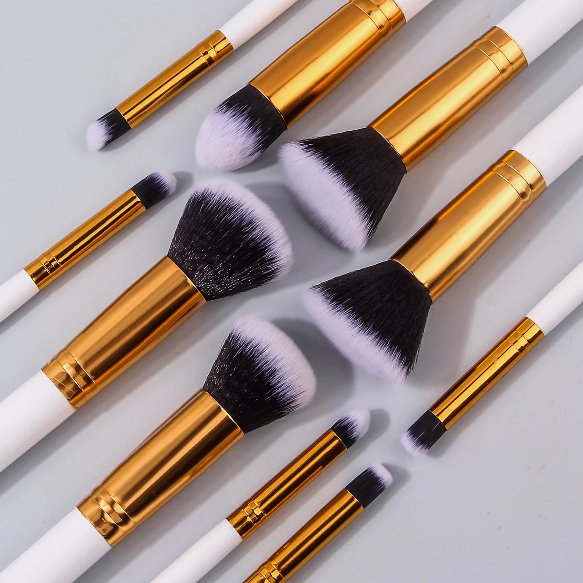 Ensemble de pinceaux de maquillage multifonctionnels à poils souples, manche en bois, bouffantes de poudre triangulaires et seau de rangement portable avec couvercle, 13 pièces