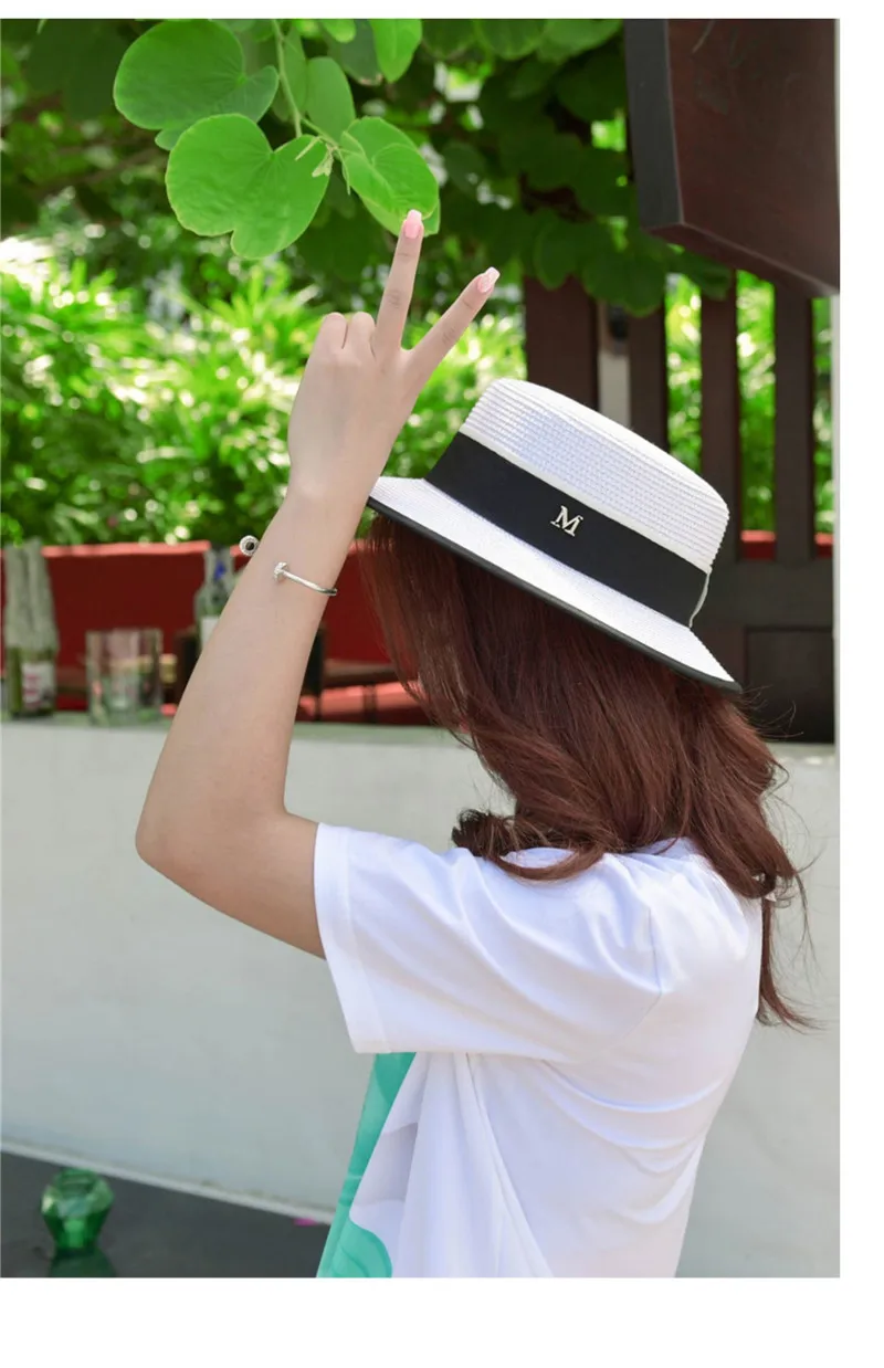 Sommer Outdoor M-Buchstabe Strass Flacher Rand Sonnenhüte Sommer Damen Bowler Hut Strohkappe für Reisen und Einkaufen – Detail 3