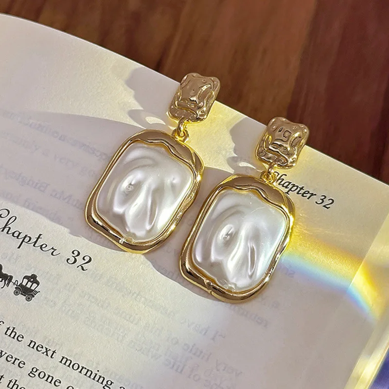 Square Imitation Pearl Dangle Earrings for Women Golden Metal Irregular Frame Drop Earrings Trendy Statement Jewelry Gift