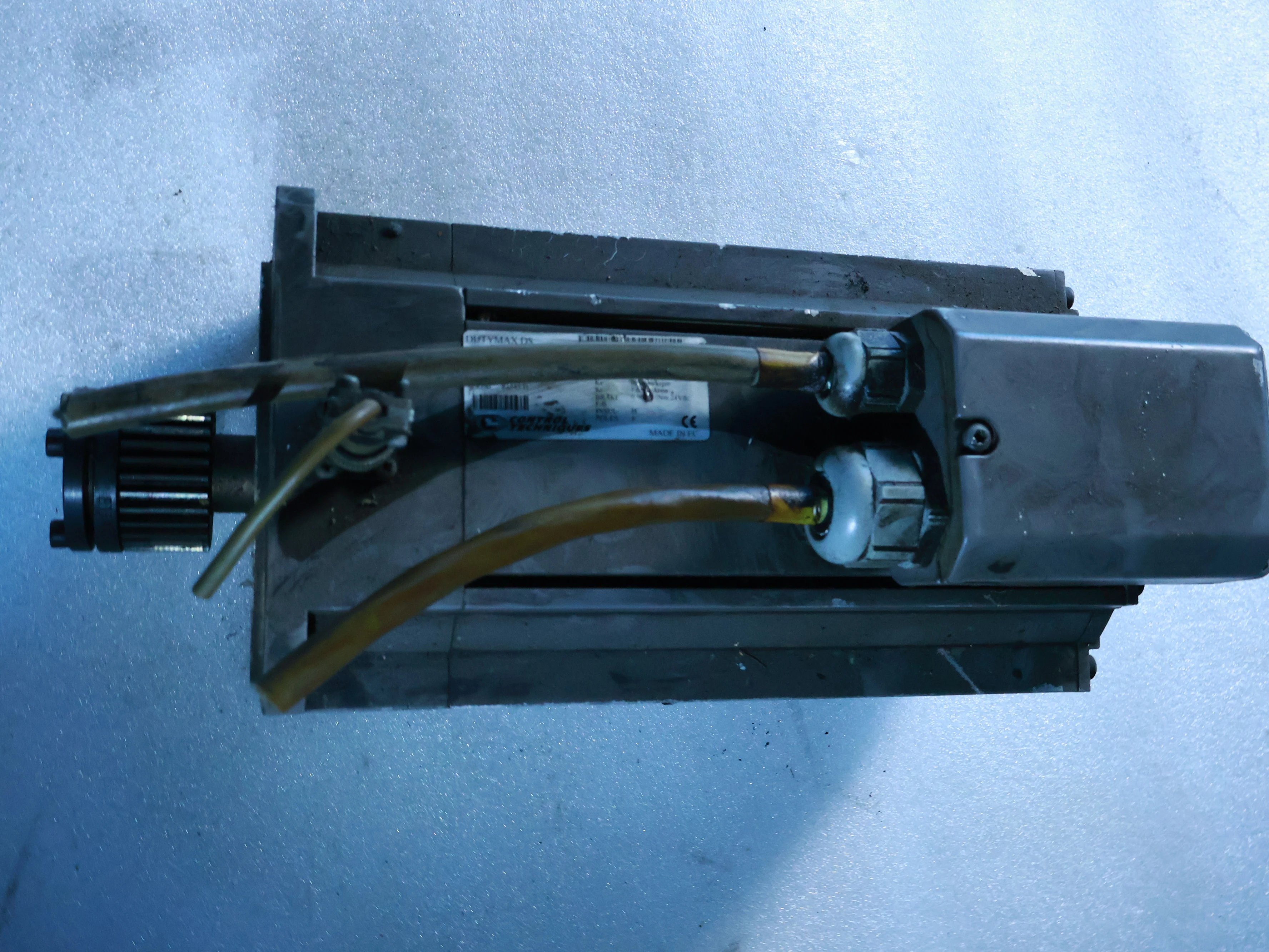 

Б/у серводвигатель 142DSB301TSHH для DUTYMAX DS 142DSB301TSHH