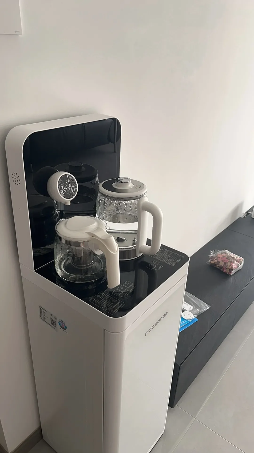 Vertical closed-loop bottom water inlet intelligent voice-activated high definition large screen water dispenser