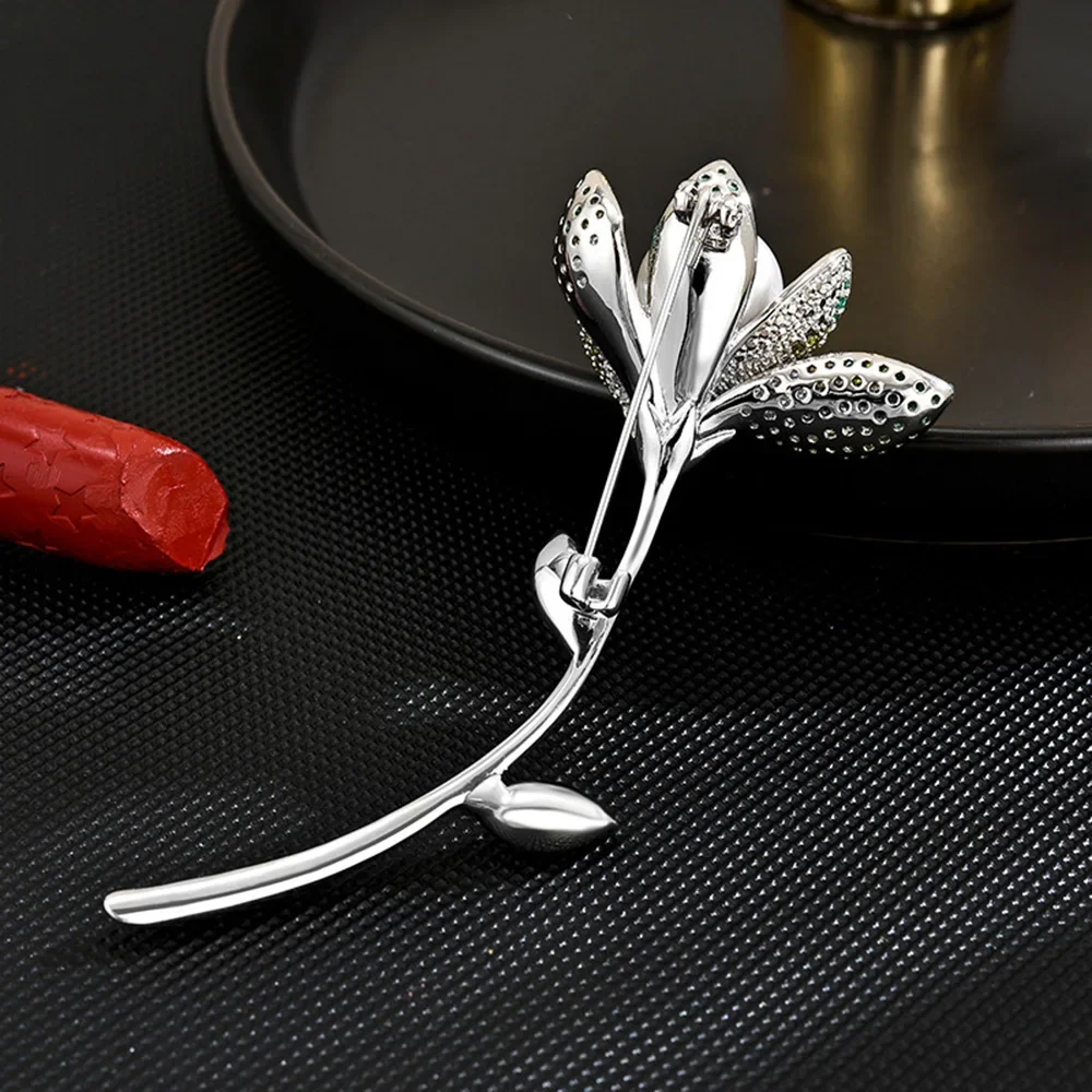 Exquisite Flower High-end Women's High-end Luxury Niche Classic Hollow Design Suit Coat Pin Decoration Office Party Accessories