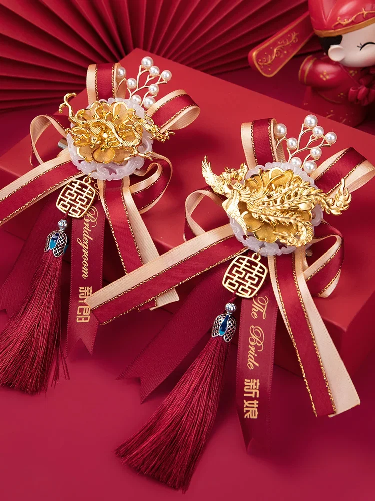 

Sparkling Chinese style corsage, groom and bride