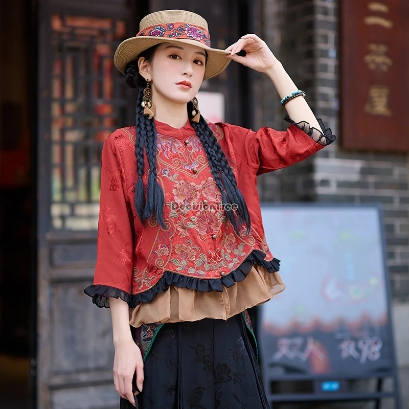 سترة قصيرة مطرزة من الساتان على الطراز العرقي الصيني بتصميم عتيق لعام 2025 وياقة واقفة وتصميم مرقع بلوزة بدلة تانغ t001