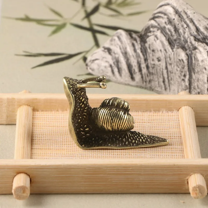 1PC Copper Snail Figurines Antiqued Faux Antique Brass Ornament Prank Playful Handheld Piece Desk Home Decor Craft Collectible