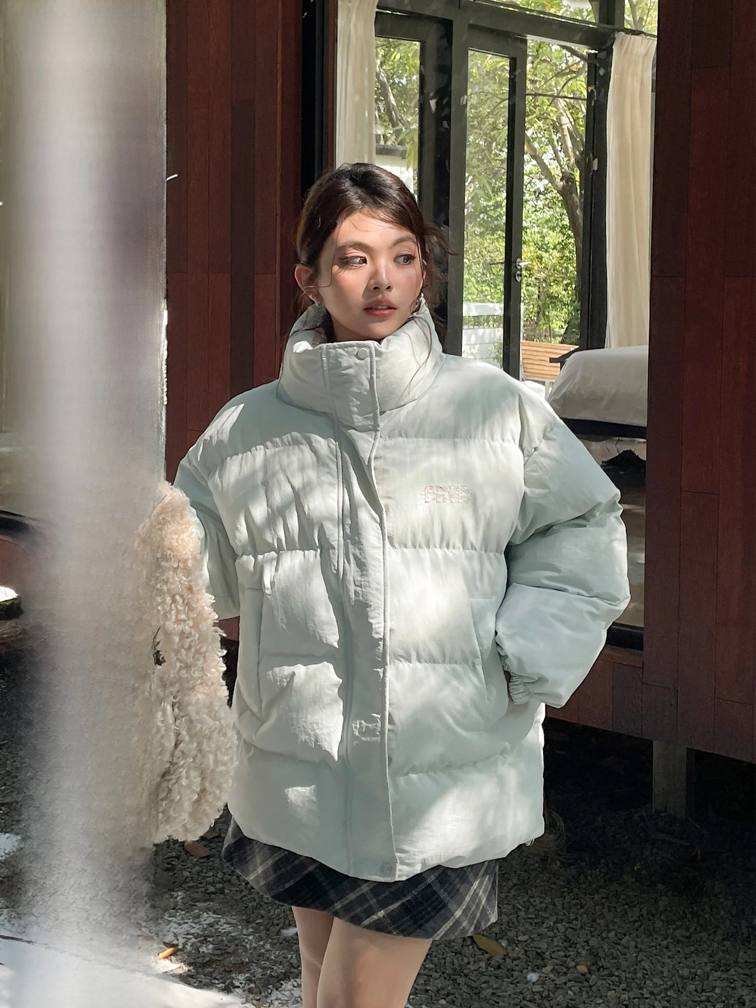 

Утепленное хлопковое пальто большого размера с высоким воротником для женщин: зимнее, теплое, скрывающее недостатки фигуры, стройнящее хлопковое пальто-пуховик