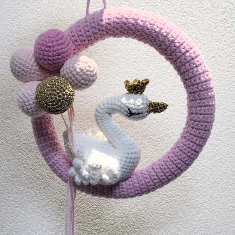 พวงหรีดถักโครเชต์ชื่อเด็กแบบส่วนตัว พร้อมหงส์และลูกโป่ง ของตกแต่งผนังห้องเด็กแบบกำหนดเอง ของขวัญทำมือสำหรับเด็กแรกเกิด ของขวัญสำหรับงานเลี้ยงฉลองทารก