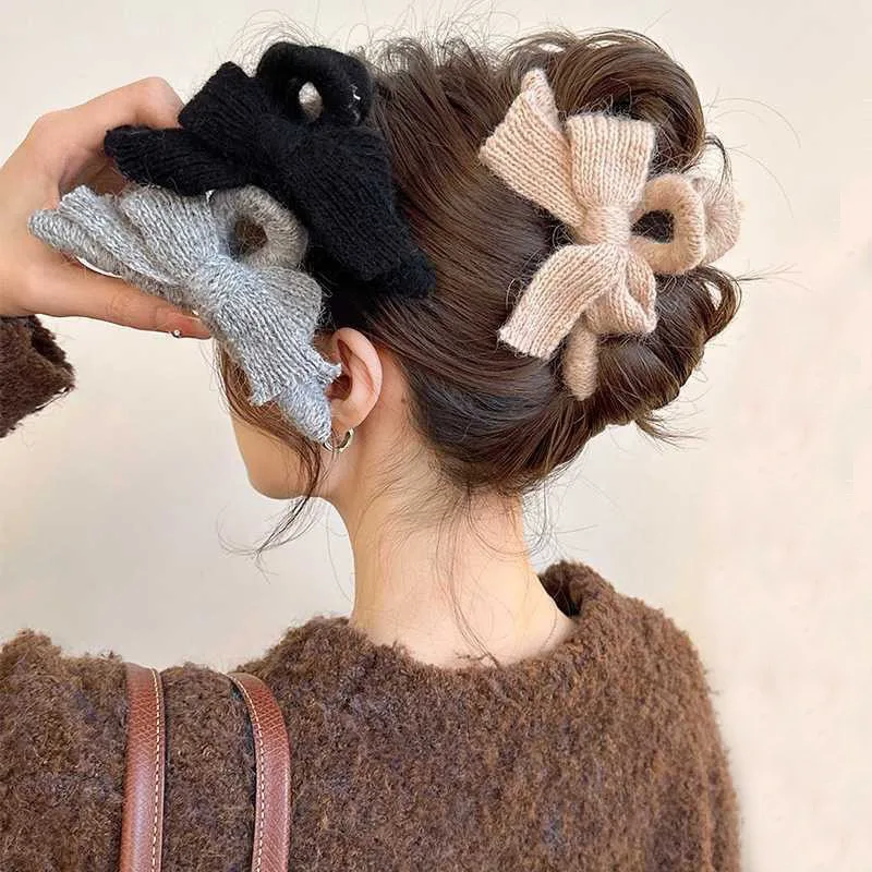 1 Buah Jepit Rambut Rajut Bentuk Kupu-kupu Tekstur Bulu Halus Cocok untuk Gaya Rambut Santai Nyaman Dipakai Aksesoris