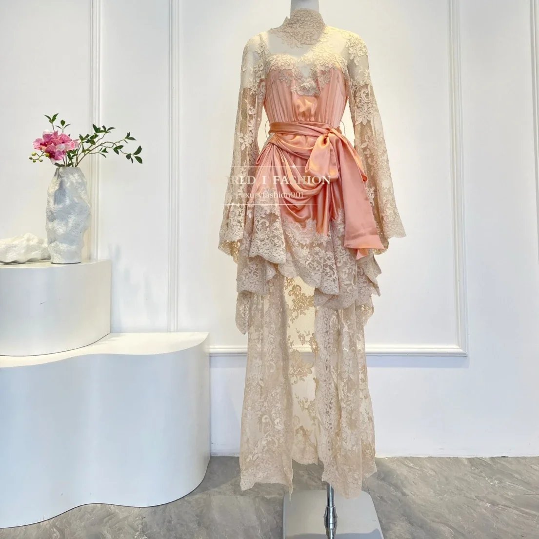 جودة عالية 2025 جديد بيج وردي كم طويل الدانتيل المرقعة عارية الذراعين غير النظامية هيم المرأة ميدي فستان