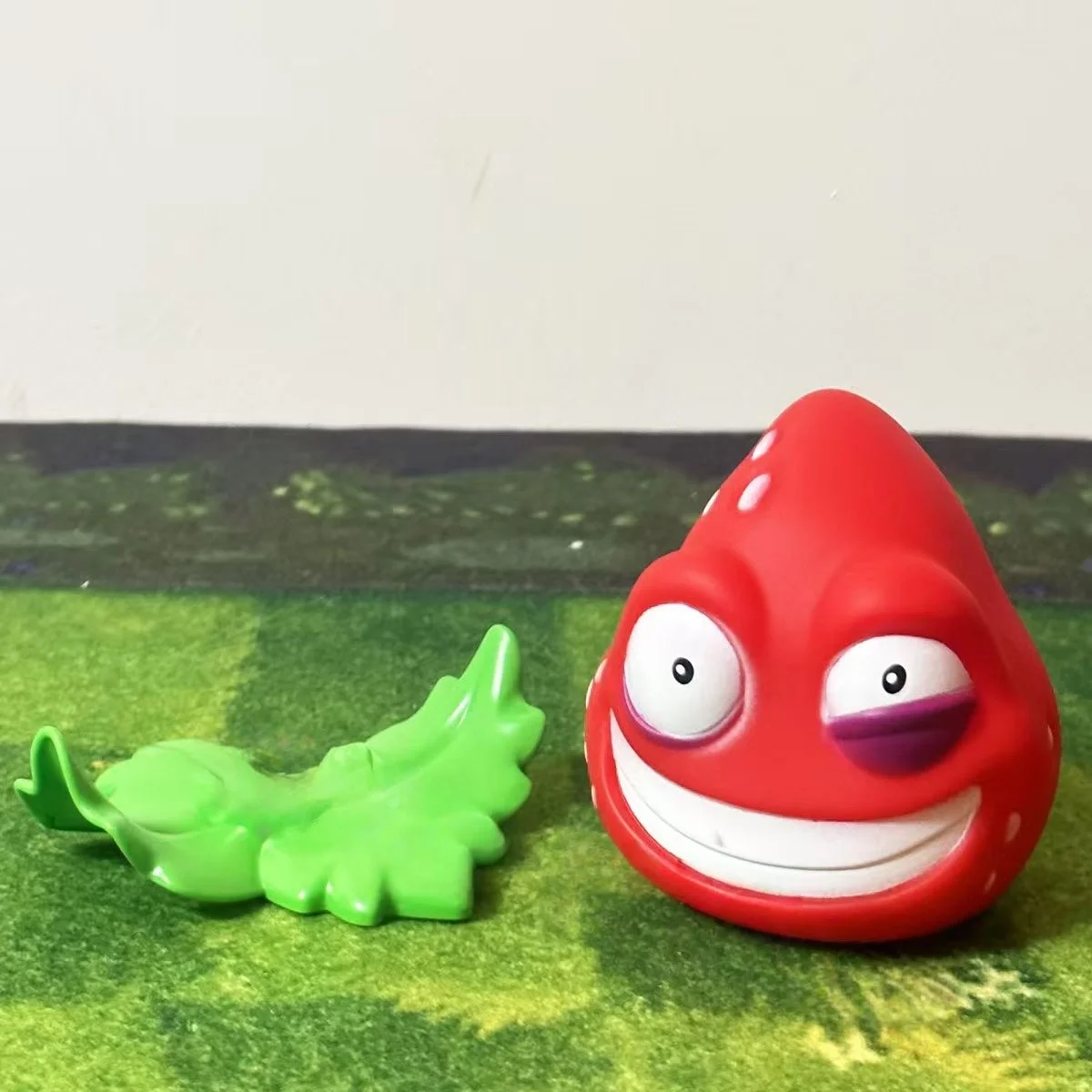 

Strawberry new plants vs zombies dit is een zachte rubber speelgoed scene, shooters en speelgoed voor verjaardagen.