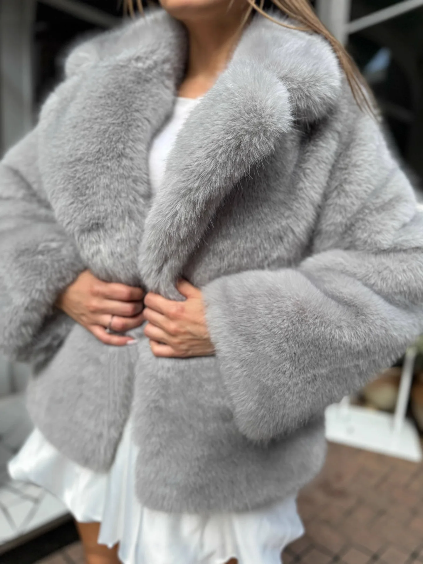 

Faux Fur Coats Woman Womens Slim Cocoon-Shape Party Unisex Avant-Garde Woven High-Imitation Trim Cozy Rivet-Detailed Distressed