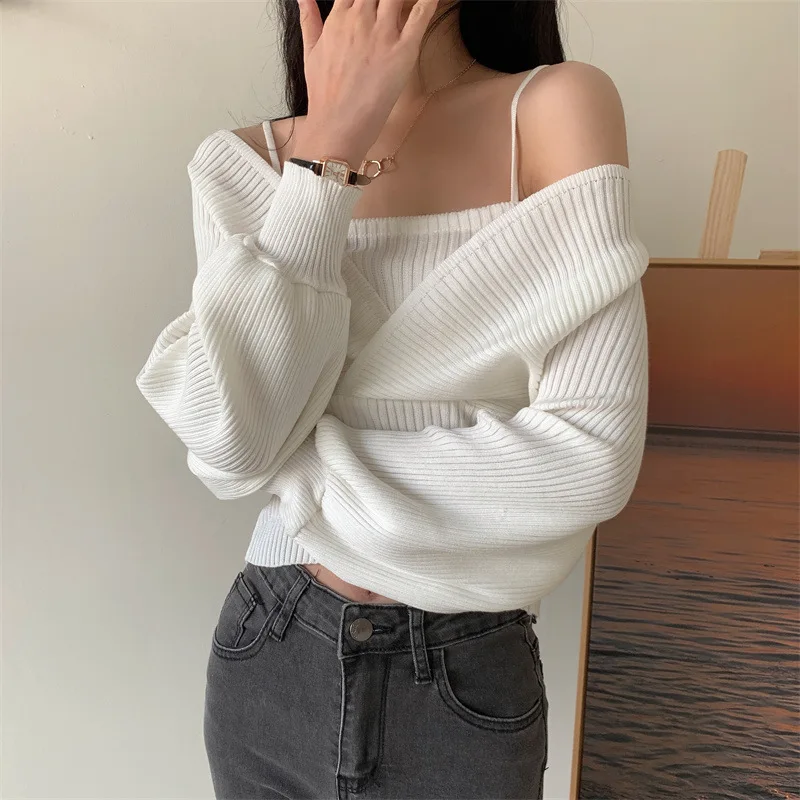 

2026 Autumn Korean Gentle Wind Thick Fake Two-piece Suspender Exposed Collarbone Off Shoulder Long Sleeve Knit