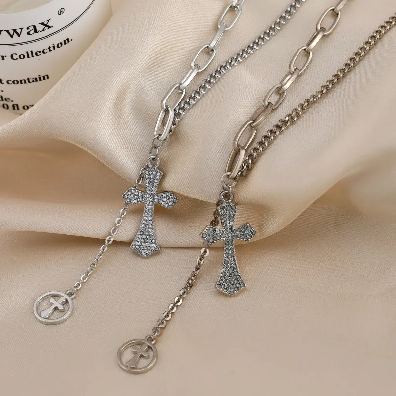 Um novo suéter elegante com um longo colar cruzado de outono e inverno para mulheres