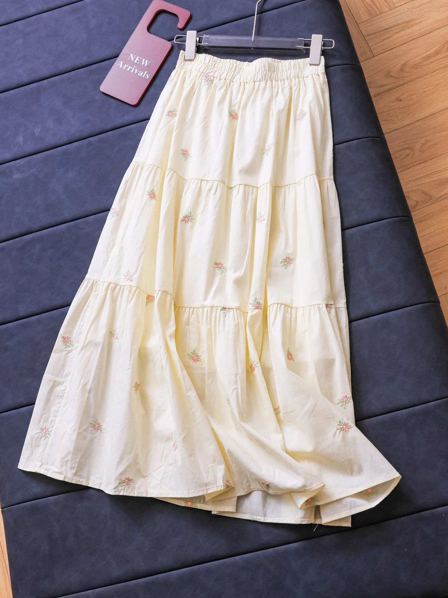 Saia Feminina de Cintura Alta com Bordado Floral, Elástica, Modelo Evasê, Comprimento Médio, Estilo Rodado E960