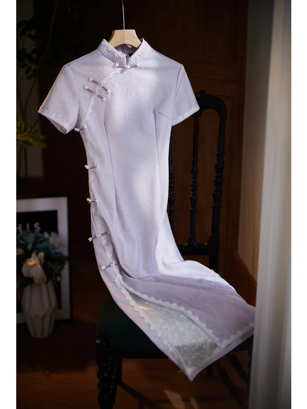 

Элегантное женское летнее рабочее платье средней длины фиолетового цвета с низким разрезом и коротким рукавом в китайском стиле