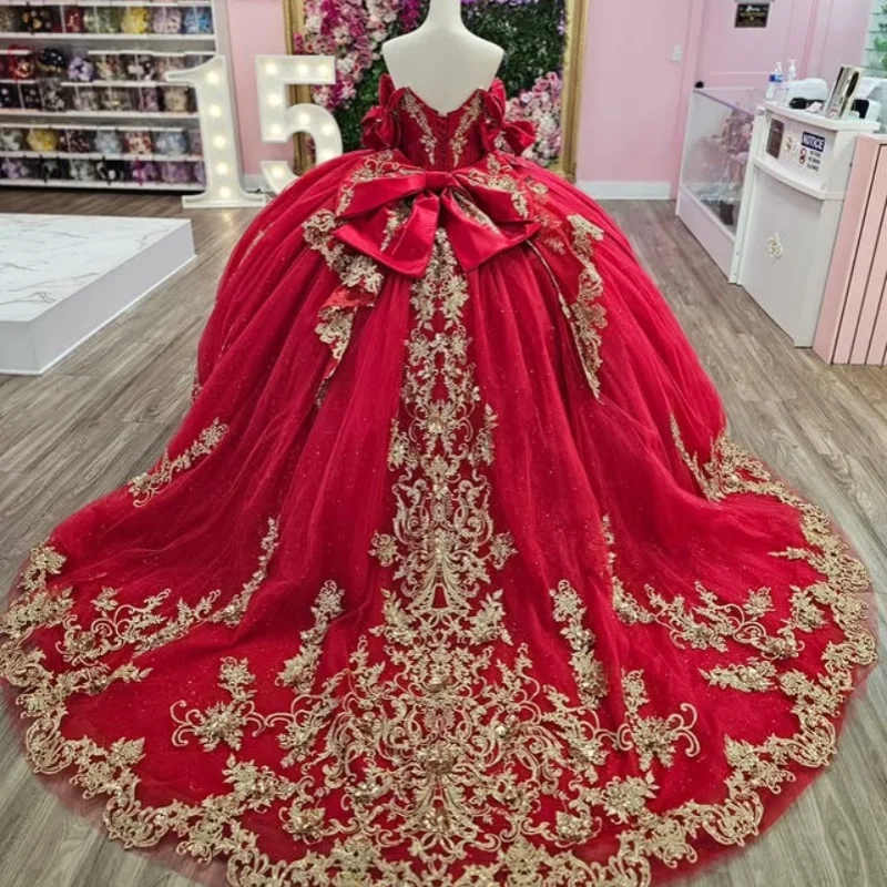 فستان Quinceanera أحمر لامع عاري الكتفين من الدانتيل طبقات ترتر ذهبي ملصق بفيونكة طويلة بذيل فيستدوس دي 15 Quinceanera  تخصيص #3