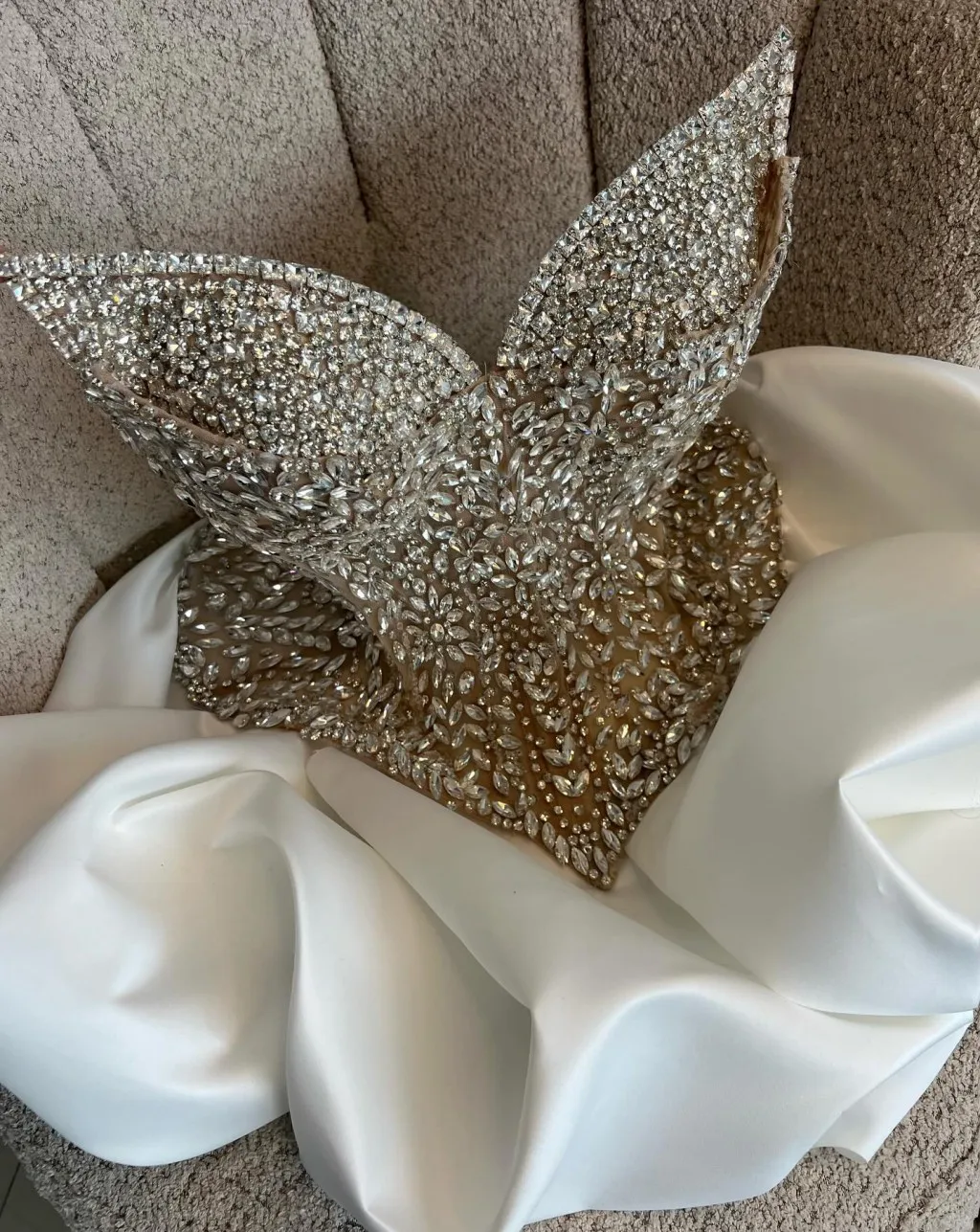 فستان زفاف مزين بالكريستال الذهبي الشمبانيا، صدرية بتلات كريستالية كاملة مع تنورة من الساتان الأبيض، مسائية فاخرة مستوحاة من الزهور