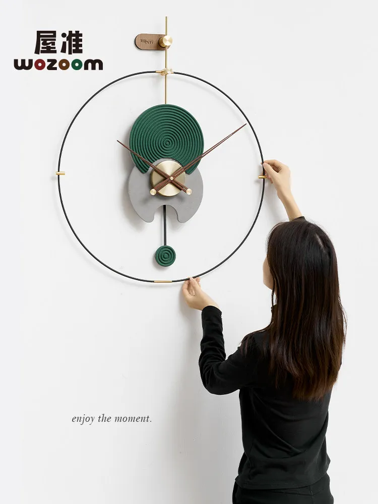Atmospheric fashion light luxury art clock wall clock Internet celebrity living room decoration dining room