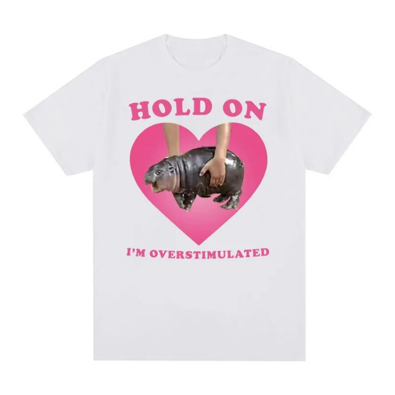 Moo Deng Hold on I'm Overstimulated Pink Heart Baby Hippo Funny Meme T Shirt Men Women Vintage Harajuku Oversized Cotton T-shirt