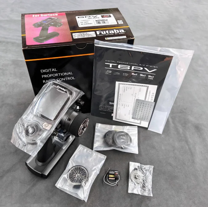 Futabaa T6PV 6-Kanal-Fernbedienung, Hochgeschwindigkeits-2,4-G-Fernempfang mit R404SBS-Empfänger für RC-Cars, RC-Boote, Modell-Rennzeit