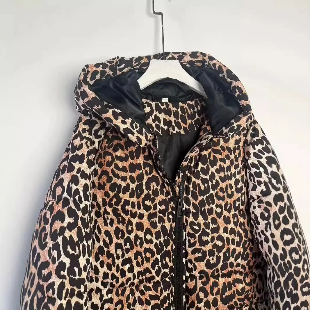 سترة نسائية طويلة مبطنة بالقطن بطبعة جلد الفهد على الطراز الأوروبي الأمريكي تصميم شتوي مناسب تمامًا