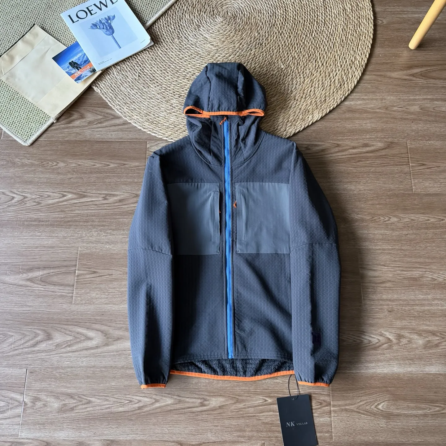 Herren Outdoor Wasserdichte Fleecejacke – Atmungsaktiver Thermomantel mit Kapuze und Farbblock-Design für Wandern & Camping – Detail 9
