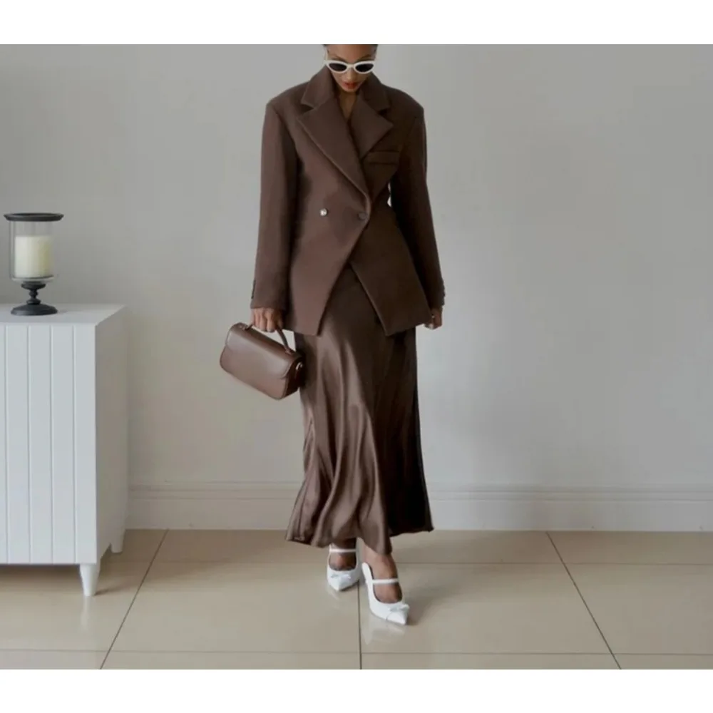 TWOTWINSTYLE الصلبة تقسم زر بليزرات فضفاضة للنساء التلبيب كم طويل مزاجه معاطف غير رسمية أنثى موضة جديدة